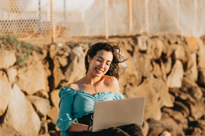 Online quanto basta, offline quando serve: la guida alla connessione a Lentischi Beach