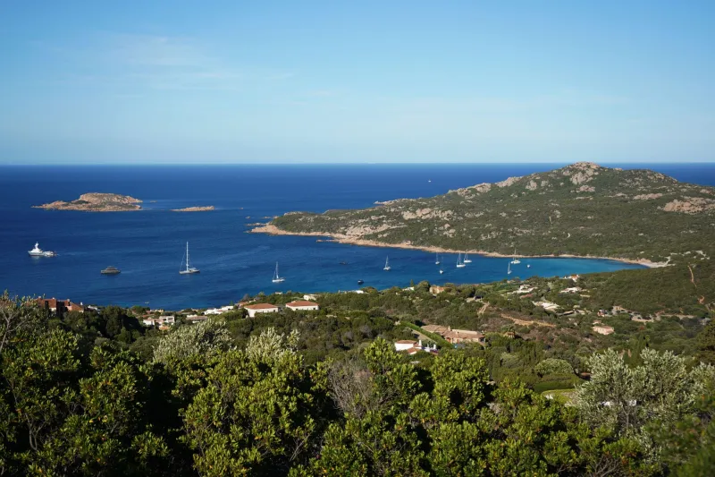 Due ruote e mille panorami: pedalare lungo la costa di Lentischi Beach