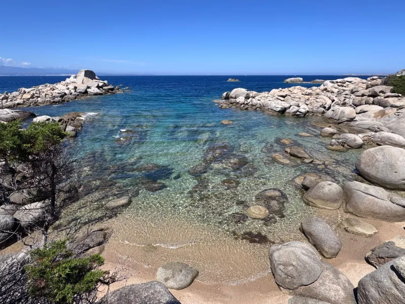 Quando il mare si prende una pausa: Lentischi Beach d'inverno ha qualcosa da dirti