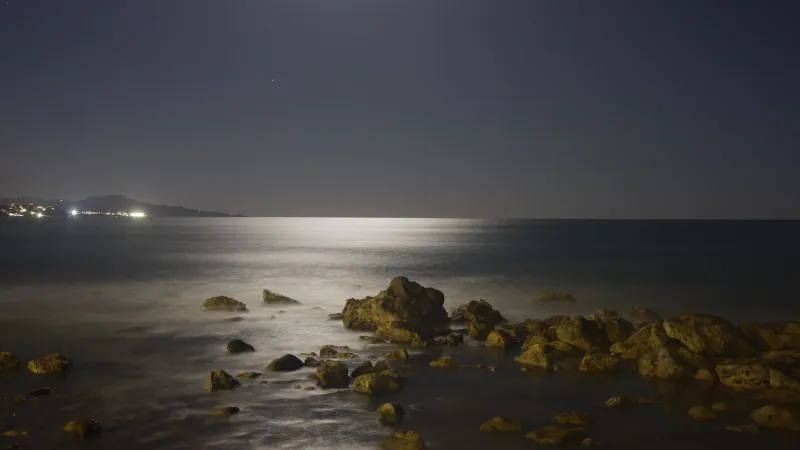Quando Lentischi si accende di stelle: guida alla costa di notte tra bagni al chiaro di luna e cieli infiniti