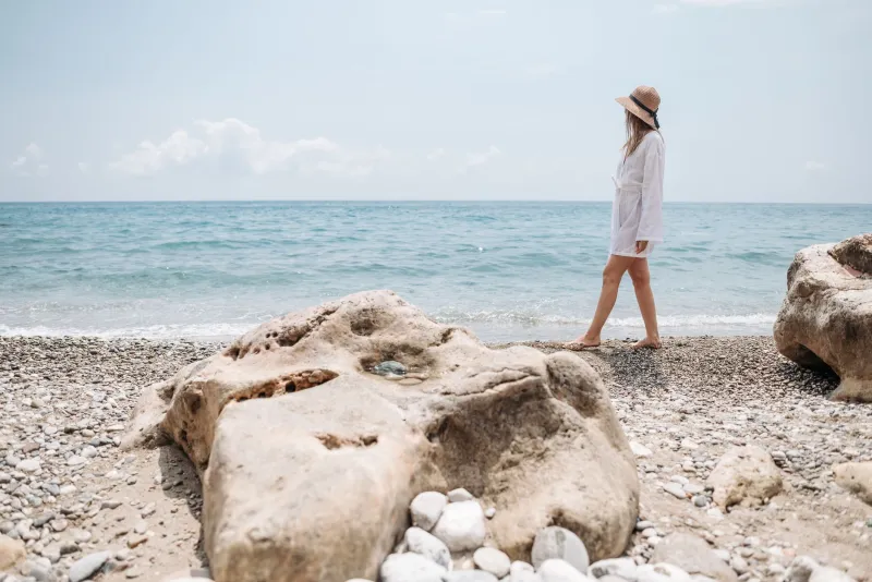 Sentieri scalzi: l'esperienza sensoriale di camminare a piedi nudi lungo la costa di Lentischi Beach