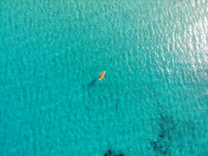 Che tipo di mare sei? Gli sport acquatici di Lentischi Beach come specchio del tuo modo di viaggiare