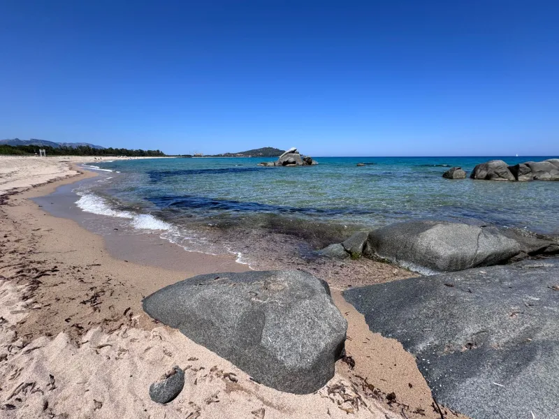 L'arte di non fare niente: guida al viaggio lento a Lentischi Beach